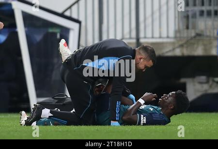 Bukayo Saka dell'Arsenal riceve un trattamento per un infortunio e viene sostituito. - RC Lens/Arsenal, UEFA Champions League, gruppo B, Stade Bollaert-Delelis, Lens, Francia. - 3 ottobre 2023. Foto Stock