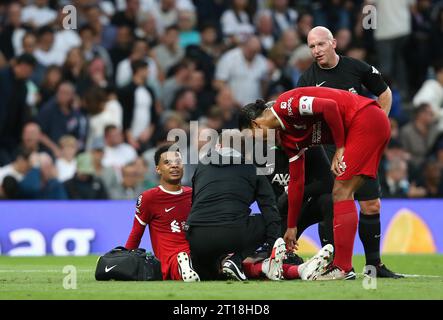 GOL 1-1, Cody Gakpo della festa della rete del Liverpool mentre scende infortunato. - Tottenham Hotspur contro Liverpool, Premier League, Tottenham Hotspur Stadium, Londra, Regno Unito - 30 settembre 2023. Solo per uso editoriale - si applicano le restrizioni DataCo Foto Stock