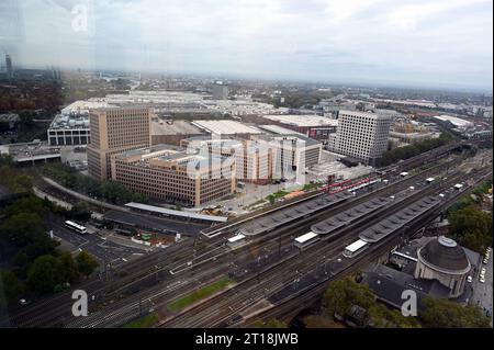 Blick auf den Bürokomplex MesseCity Köln und die Messe direkt neben dem ICE Bahnhof Köln Deutz mit u.a. der Verwaltung der Zurich Versicherung *** Vista del complesso di uffici MesseCity Colonia e della fiera direttamente accanto alla stazione di GHIACCIO Cologne Deutz con, tra le altre cose, l'amministrazione di Zurigo Versicherung Foto Stock