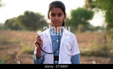 Concetto medico di indiano bella medico femminile in mantello bianco con stetoscopio, vita in su. Studente di medicina. Donna operatrice ospedaliera che guarda la telecamera A. Foto Stock