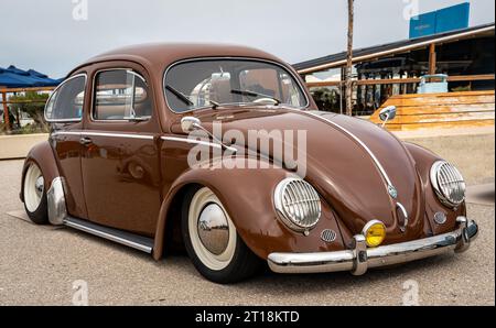 Scheveningen, Paesi Bassi, 14.05.2023, iconica auto economica tedesca Volkswagen Beetle, informalmente VW Bug, lucido e personalizzato oldtimer Foto Stock