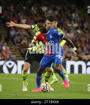 Odsonne Edouard del Crystal Palace si batte contro il riso Declan dell'Arsenale. Crystal Palace contro Arsenal, Premier League, Selhurst Park Stadium, Londra, Regno Unito - 21 agosto 2023. Solo per uso editoriale - si applicano le restrizioni DataCo Foto Stock