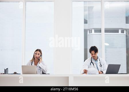 Medici, team e ospedale telefonate, pianificazione o comunicazione per servizi di telemedicina o ricerca clinica. Persone mediche che lavorano in ufficio o. Foto Stock