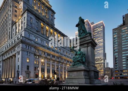 Angolo tra viale René-Levesque e rue de la Cathedrale nel centro di Montreal, Quebec, Canada. Foto Stock