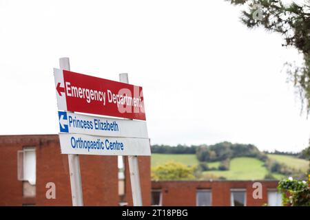 Cartello rosso del reparto di emergenza al RD&e Exeter Hospital Foto Stock