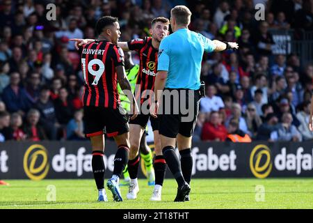 Ryan Christie dell'AFC Bournemouth discute con l'arbitro Michael Salisbury dopo aver assegnato all'Arsenal una penalità - AFC Bournemouth V Arsenal, Premier League, Vitality Stadium, Bournemouth, Regno Unito - 17 settembre 2023 solo per uso editoriale - si applicano le restrizioni DataCo Foto Stock