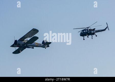 Volo storico Fly Navy Heritage Trust di un bombardiere silurante Mark 1 Fairey Swordfish e elicottero Mark 1 Westland Wasp presso il Bournemouth ai del 2023 Foto Stock