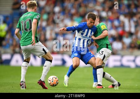 Anthony Gordon del Newcastle United, Solly March of Brighton e Hove Albion e Matt Targett del Newcastle United - Brighton & Hove Albion / Newcastle United, Premier League, Amex Stadium, Brighton, Regno Unito - 2 settembre 2023 solo per uso editoriale - si applicano le restrizioni DataCo Foto Stock