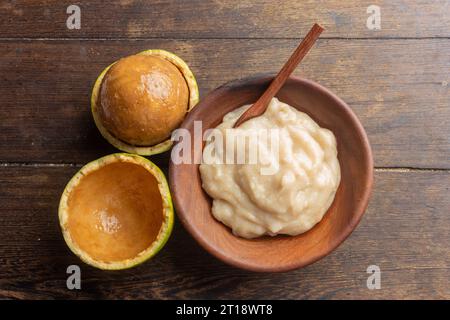 Porridge di farina di mais africano tradizionale arricchito con polpa di frutta selvatica all'arancia naturale (Strychnos spinosa) servito in una ciotola Foto Stock