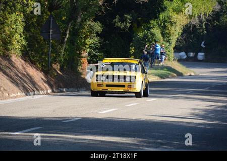 Pesaro , Italia - 06 ott 2023 : Fiat 131 Abarth Rally edizione, sprint race a san bartolo pesaro Foto Stock