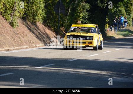 Pesaro , Italia - 06 ott 2023 : Fiat 131 Abarth Rally edizione, sprint race a san bartolo pesaro Foto Stock