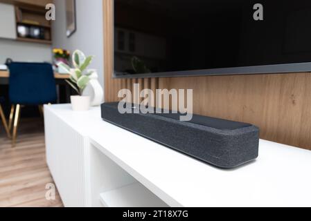 SoundBar in una casa moderna. Ascoltare musica e guardare film Foto Stock