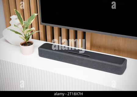 SoundBar in una casa moderna. Ascoltare musica e guardare film Foto Stock