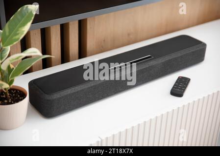 SoundBar in una casa moderna. Ascoltare musica e guardare film Foto Stock