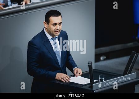 Bijan Djir-sarai, membro del Bundestag tedesco (FDP), preso durante la riunione del Bundestag tedesco sulla situazione in Israele. Berlino, 12 ottobre 2023. Foto Stock