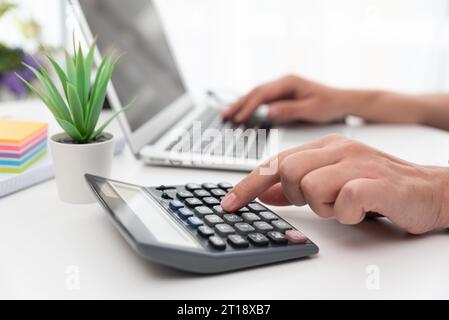 Primo piano dell'uomo che pianifica il budget domestico e utilizza la calcolatrice. Foto Stock