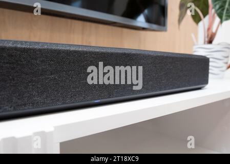 SoundBar in una casa moderna. Ascoltare musica e guardare film Foto Stock