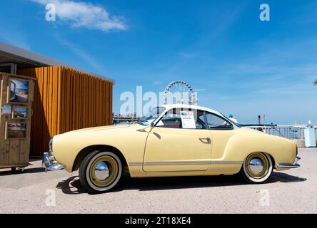L'Aia, Paesi Bassi - 22 maggio 2022: Auto d'epoca VW 1960 Karmann Ghia Coupe presso la mostra di automobili raffreddate ad aria sulla spiaggia di Scheveningen Foto Stock