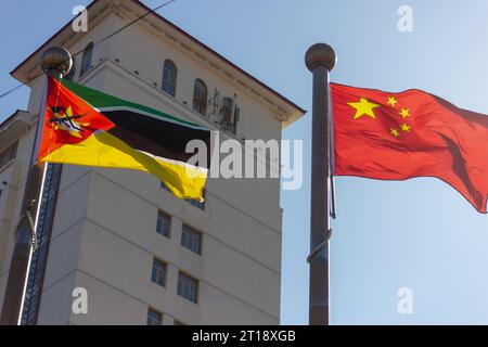 Bandiere del Mozambico e della Cina in piedi insieme Foto Stock