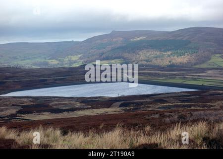 Lower Barden Reservoir and Simon's Seat on Barden Fell da Hutchen Gill Head vicino a Embsay, Airedale, Yorkshire Dales National Park, Inghilterra, Regno Unito Foto Stock