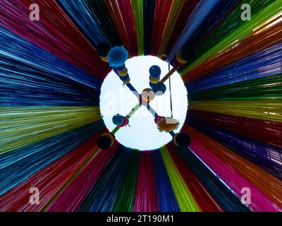 Lana colorata intrecciata come decorazione sul soffitto di un negozio a la Paz, Bolivia Foto Stock