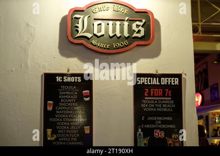IOS, Grecia - 8 settembre 2023: Vista di un menu di cocktail e shot in un Cafe bar all'aperto a iOS Grecia Foto Stock
