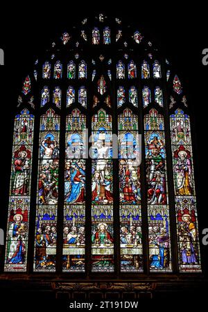 St Nicholas Cathedral Church, Newcastle upon Tyne, Tyne and Wear, Inghilterra, Regno Unito. Vetrata colorata (William Wailes: 1860) The Crucifixion and Last su Foto Stock