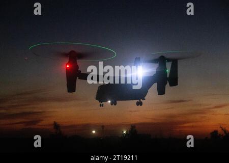 Oceanside, Stati Uniti. 26 settembre 2023. Un MV-22 Osprey dei Marines degli Stati Uniti assegnato al Medium Tiltrotor Squadron 164 decolla al tramonto durante un'esercitazione congiunta di ricognizione con il Royal Australian Army presso la base dei Marine Corps Camp Pendleton, il 26 settembre 2023 a Oceanside, California. Crediti: Sgt. Amanda Taylor/U.S. Marine Corps/Alamy Live News Foto Stock