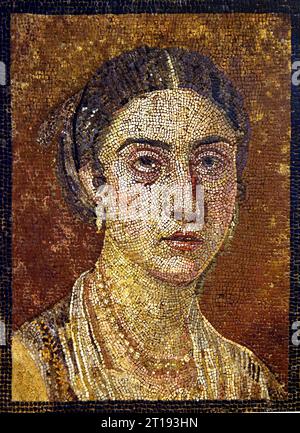 Il mosaico a pavimento raffigurante un ritratto femminile della città romana di Pompei si trova vicino a Napoli, nella regione Campania d'Italia. Pompei fu sepolta sotto 4-6 m di cenere vulcanica e pomice nell'eruzione del Vesuvio nel 79 d.C. Italia, Museo, Napoli, Foto Stock