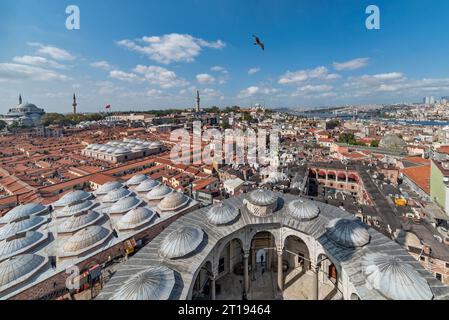 Tetto del Gran Bazar e della Moschea Nuruosmaniye nel quartiere Fatih di Istanbul, Turchia Foto Stock