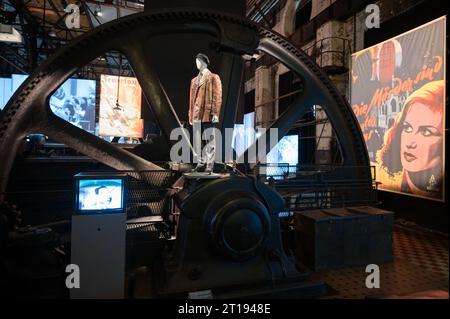 12 ottobre 2023, Saarland, Völklingen: Vestiti del ruolo di Ernst Thälmann del film 'Ernst Thälmann - leader della sua classe' possono essere visti presso il sito del Patrimonio culturale dell'Umanità Völklinger Hütte. La mostra "The German Film - 1895 to Today" del Patrimonio culturale dell'Umanità presso l'Völklingen Ironworks e la German Cinematheque Berlin aprirà il 14 ottobre e potrà essere visitata nella Blower Hall fino al 18 agosto 2024. Foto: Oliver Dietze/dpa Foto Stock