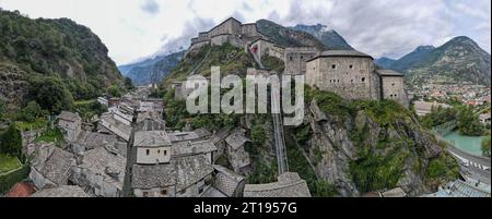 Vista droni alla fortezza di Bard sul veicolo di Aosta in Italia Foto Stock