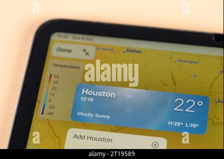 New York, Stati Uniti - 8 ottobre 2023: Controllo della temperatura all'esterno della città di Houston sulla vista ravvicinata dello schermo dell'app ipad tablet online Foto Stock
