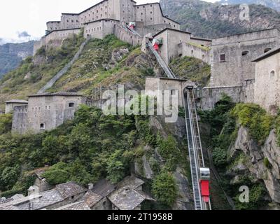 Vista droni alla fortezza di Bard sul veicolo di Aosta in Italia Foto Stock