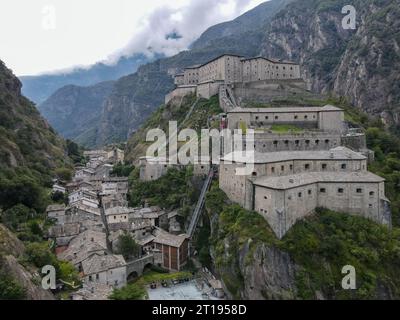 Vista droni alla fortezza di Bard sul veicolo di Aosta in Italia Foto Stock