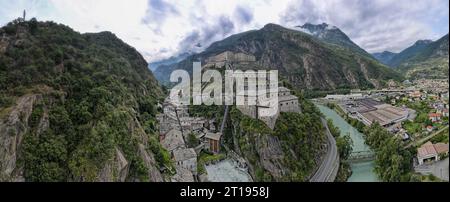 Vista droni alla fortezza di Bard sul veicolo di Aosta in Italia Foto Stock