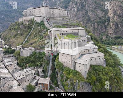 Vista droni alla fortezza di Bard sul veicolo di Aosta in Italia Foto Stock