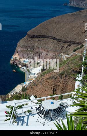 Vista dalla terrazza di una villa/hotel che si affaccia sulla costa dell'isola di Santorini, Grecia. Foto Stock