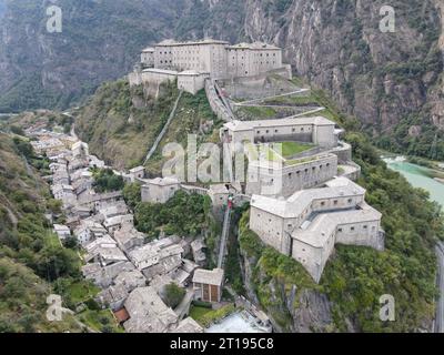 Vista droni alla fortezza di Bard sul veicolo di Aosta in Italia Foto Stock