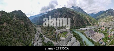 Vista droni alla fortezza di Bard sul veicolo di Aosta in Italia Foto Stock