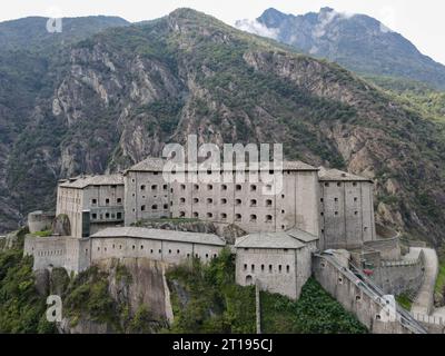 Vista droni alla fortezza di Bard sul veicolo di Aosta in Italia Foto Stock