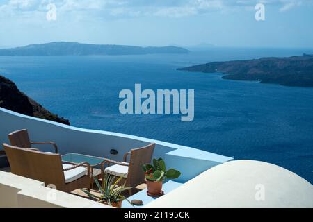 Terrazza sul tetto da una villa alta nella città di Fira, Santorini, affacciata sul Mar Egeo. Foto Stock