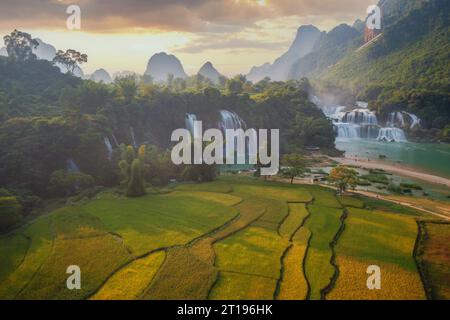 Vista aerea delle risaie dalla cascata Ban Gioc, dalla diga Thuy Trung Khanh, Cao Bang, Vietnam Foto Stock