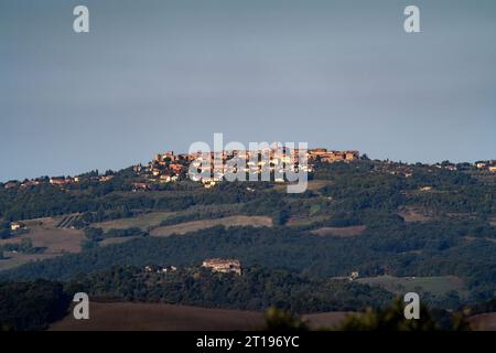 Casole d’Elsa Tuscany Italy  settembre 2023 fotografato dalla zona di Monteriggioni. Foto Stock