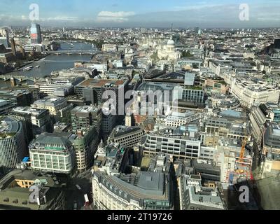 Paesaggio urbano aereo con il fiume Tamigi, Tate Modern, London Eye e St Paul's Cathedral, Londra, Inghilterra, Regno Unito Foto Stock
