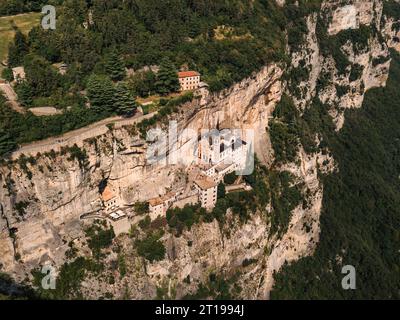 Vista aerea del Santuario della Madonna della Corona, Verona, Veneto, Italia Foto Stock