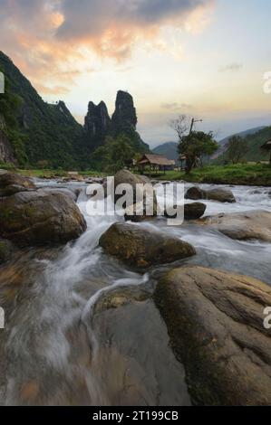 Fiume che scorre attraverso il lussureggiante paesaggio montano, Phu Hua Lon, Xaysomboun, Laos Foto Stock