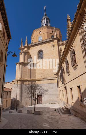 Spagna, Castiglia, Segovia, la cattedrale di Segovia è una cattedrale cattolica in stile gotico situata nella Plaza Mayor della città, dedicata alla Vergine Maria, fu costruita in stile gotico fiammeggiante tra il 1525 e il 1577 ed è vista qui da una piccola strada sul retro dell'edificio. Foto Stock