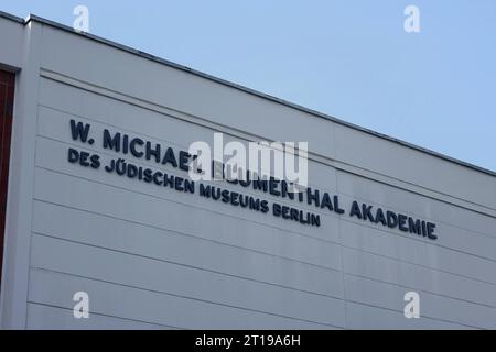 W. Michael Blumenthal Akademie W. Michael Blumenthal Akademie, 11.10.2023, Kreuzberg, Fromet-und Moses-Mendelsohn-Platz, Berlino, Die W. Michael Blumenthal Akademie befindet sich gegenüber dem Jüdischen Museums. *** W Michael Blumenthal Akademie W Michael Blumenthal Akademie, 11 10 2023, Kreuzberg, Fromet and Moses Mendelsohn Platz, Berlino, la W Michael Blumenthal Akademie si trova di fronte al Museo Ebraico Foto Stock