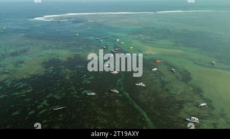 Vista aerea del porto di Sanur sull'isola di Bali, pesca e barche turistiche Foto Stock